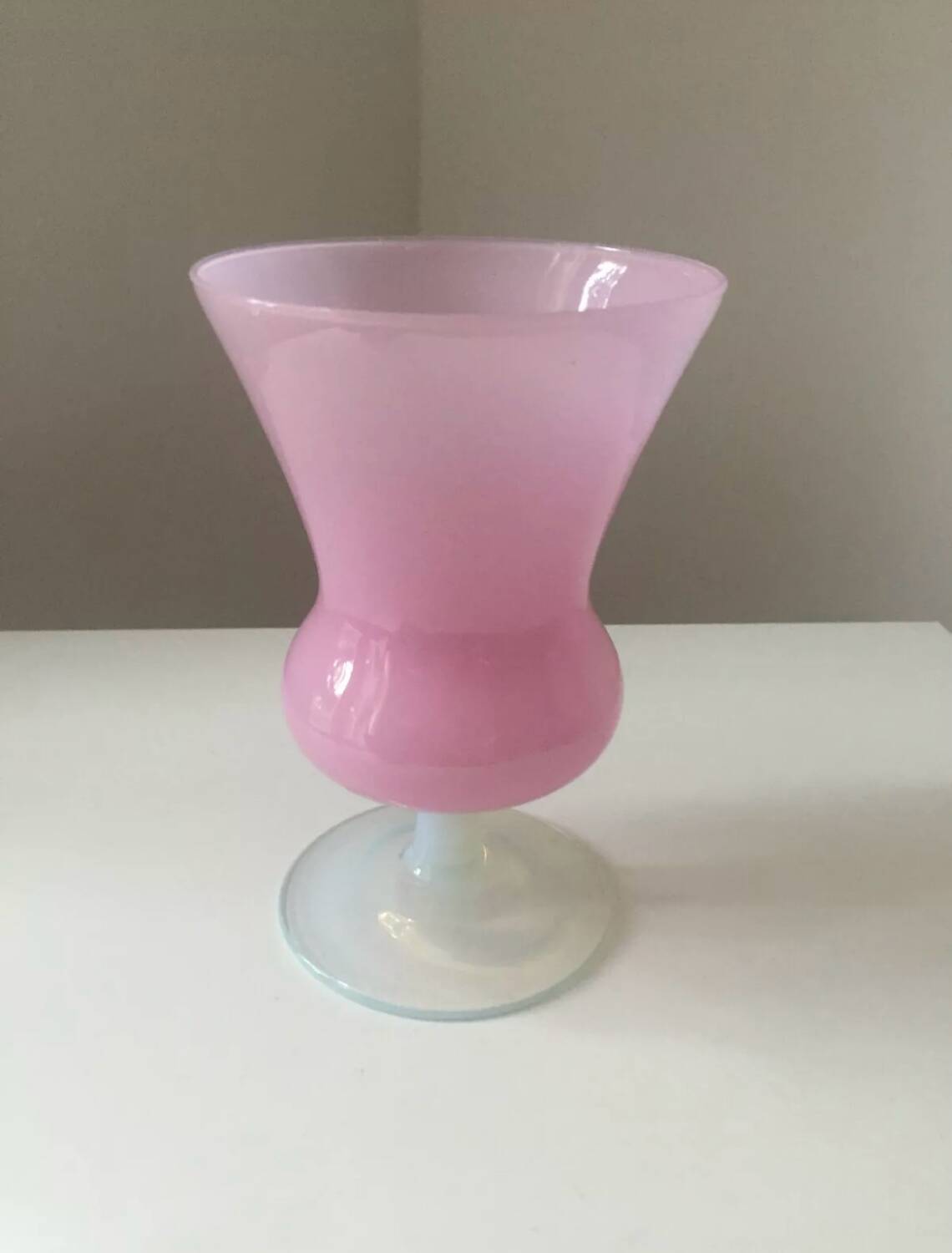 Beau Vase à pied en Opaline rose