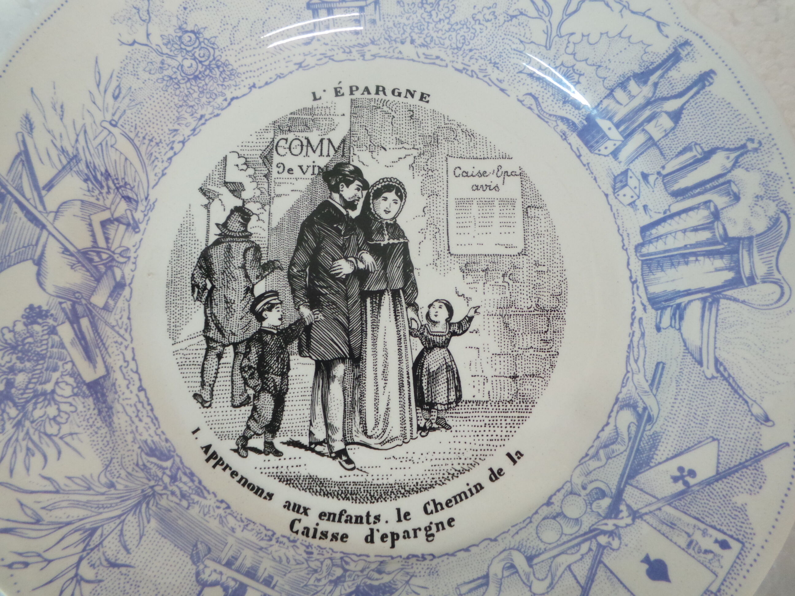 Decorative plate saying sarreguemines
