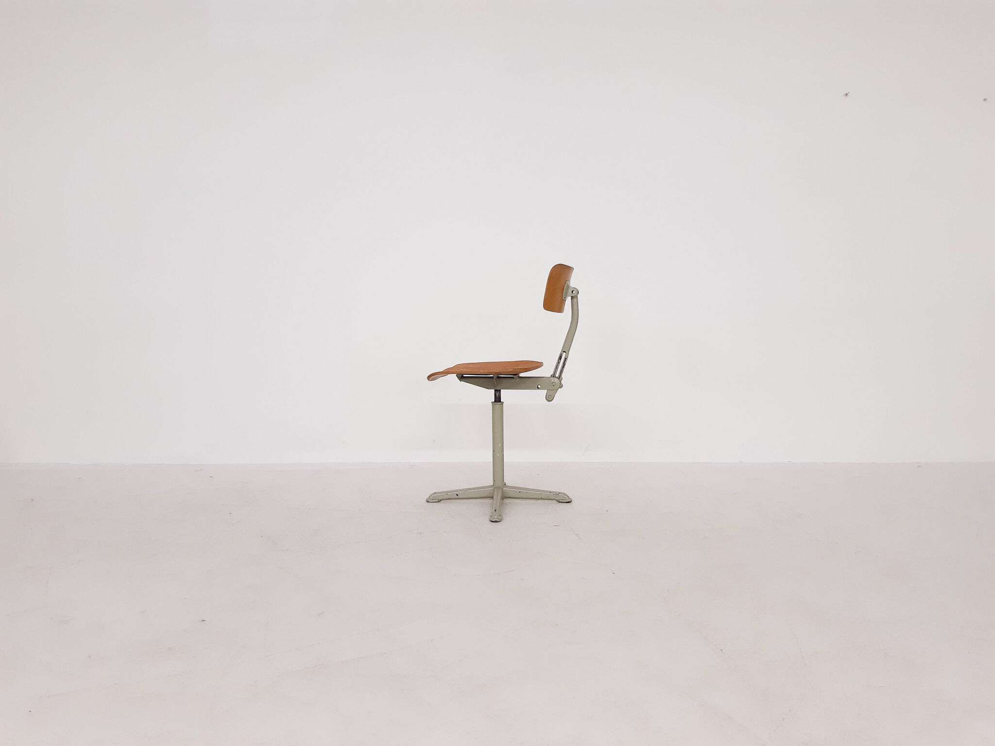Friso Kramer for Ahrend de Cirkel drafting stool, The Netherlands 1950's