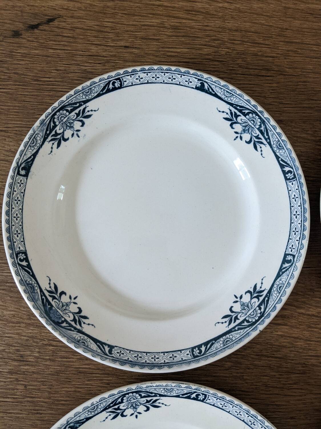 4 Lily Longchamp dinner plates