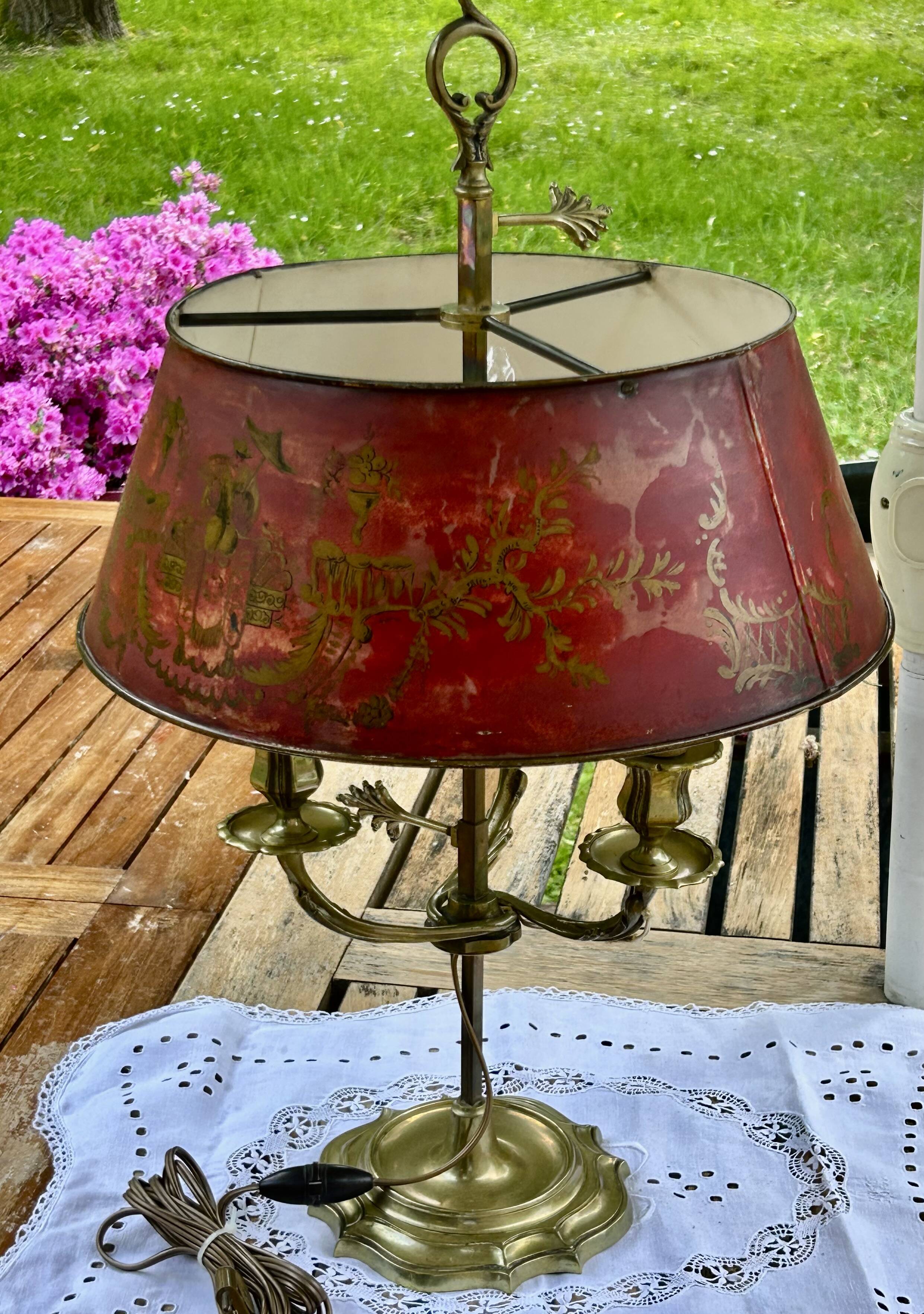 Bronze-gilt bouillotte lamp XIXth century with a tin shade featuring Japonese decoration.