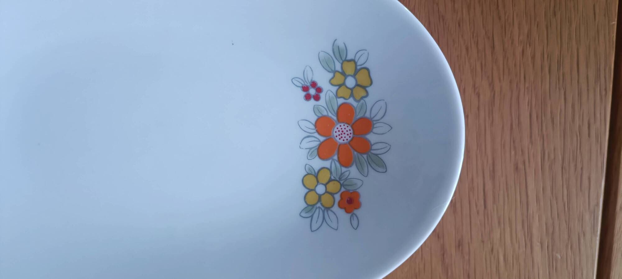 Sauceboat and dish in Bavarian porcelain by Bareuther from the year 1970.