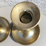 Paire de bougeoirs anciens en laiton à poussoir