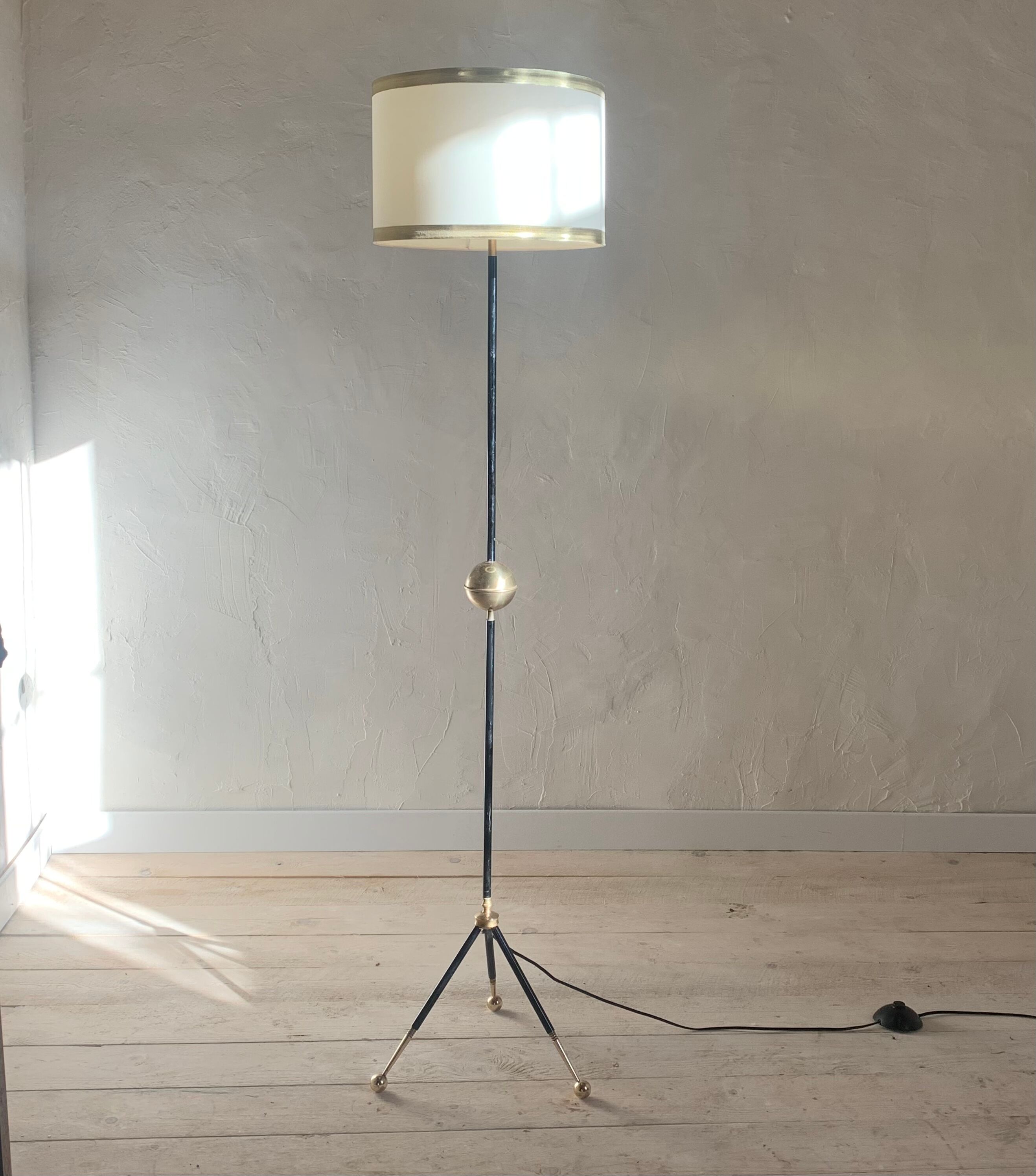 Lampadaire tripode vintage metal noir et boule laiton