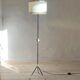 Lampadaire tripode vintage metal noir et boule laiton