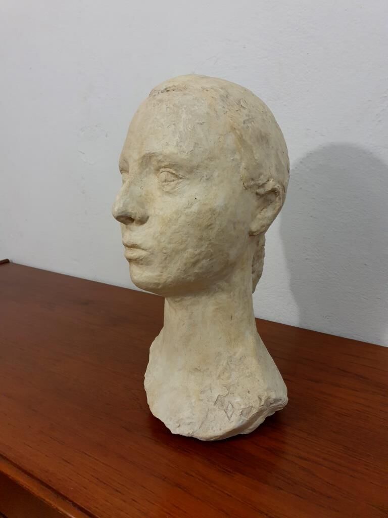 Sculpture bust of a woman