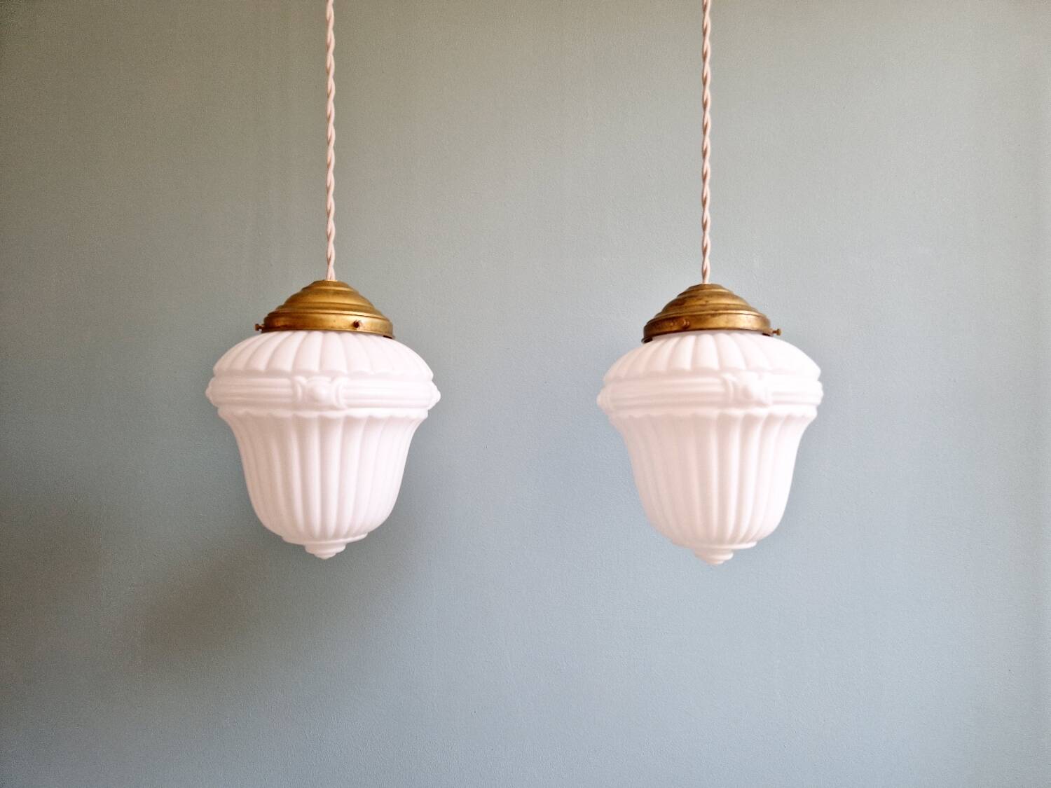 Paire de suspensions Art déco en verre opaline blanc moulé pressé, 1920-30