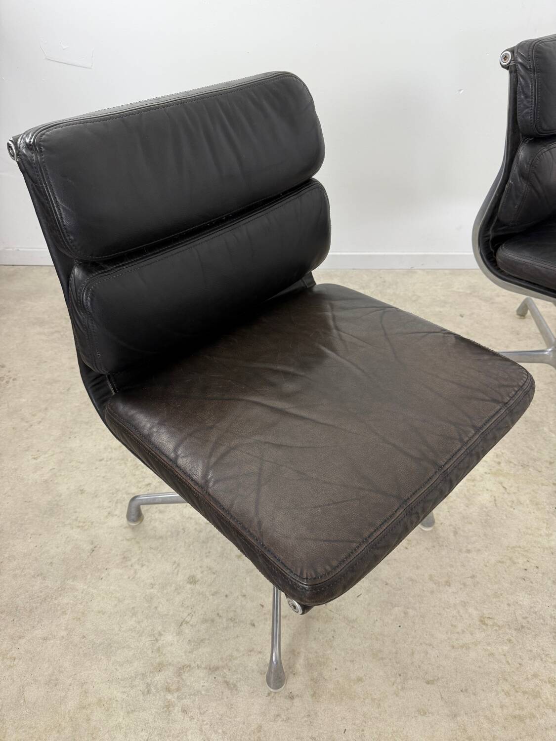 Lot of 2 leather soft pad armchairs chairs EA205 design Charles Eames Herman Miller edition vintage 60s