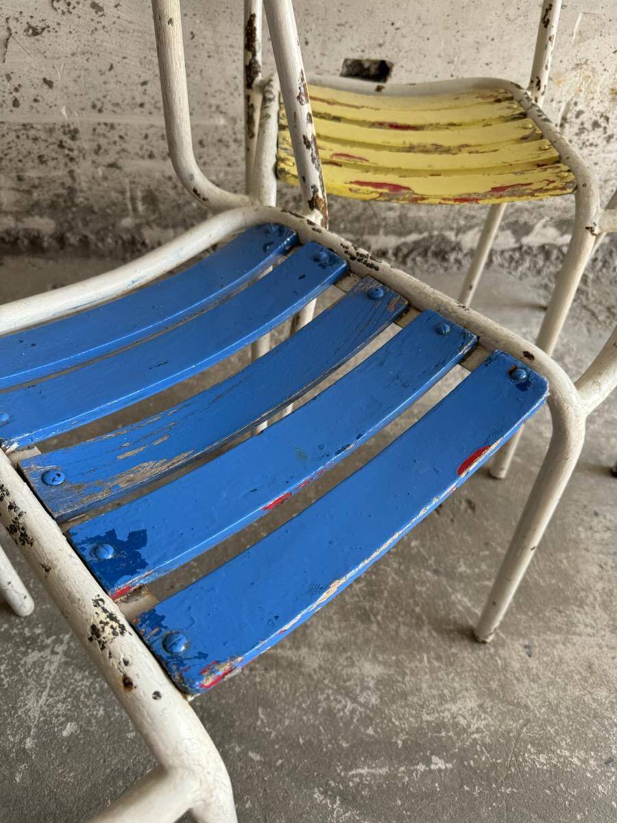 Vintage white metal and lacquered wood garden chairs from the 1970s — set of 3, multicoloured slats.