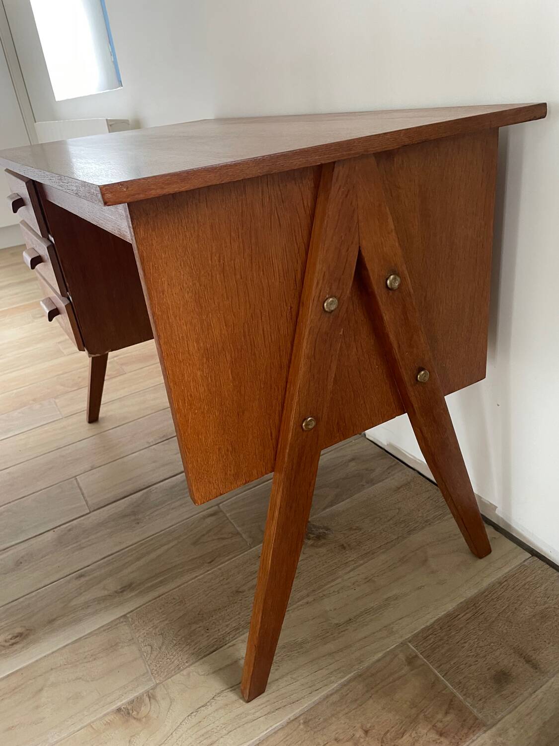 Bureau en chêne, piètement compas, 3 tiroirs, années 60