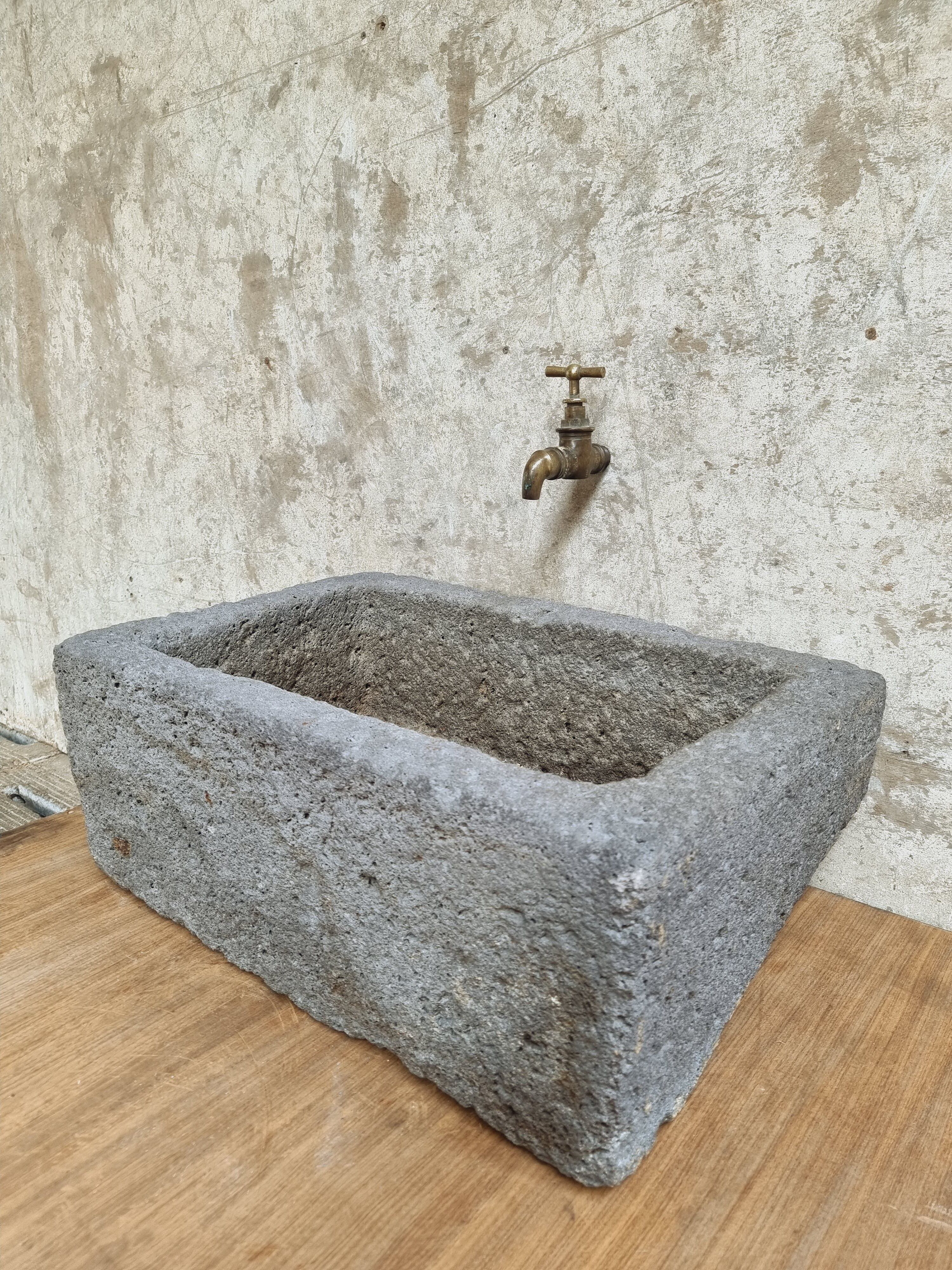 Auge en pierre lavabo antique français