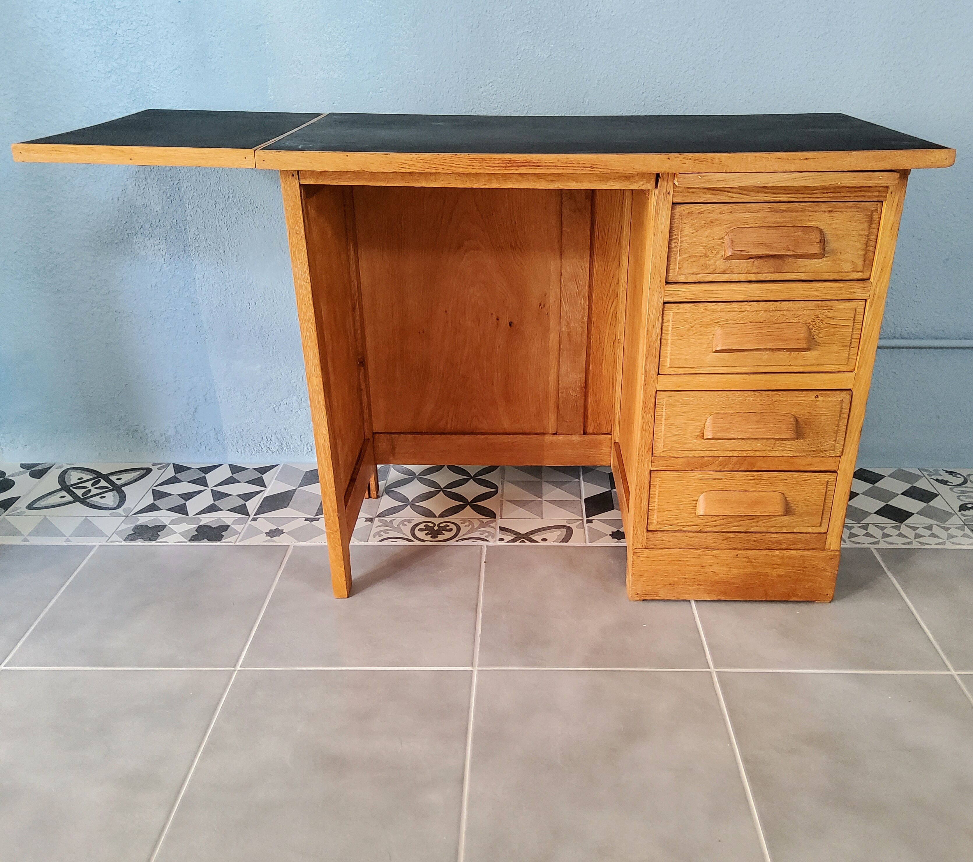 Expandable child desk