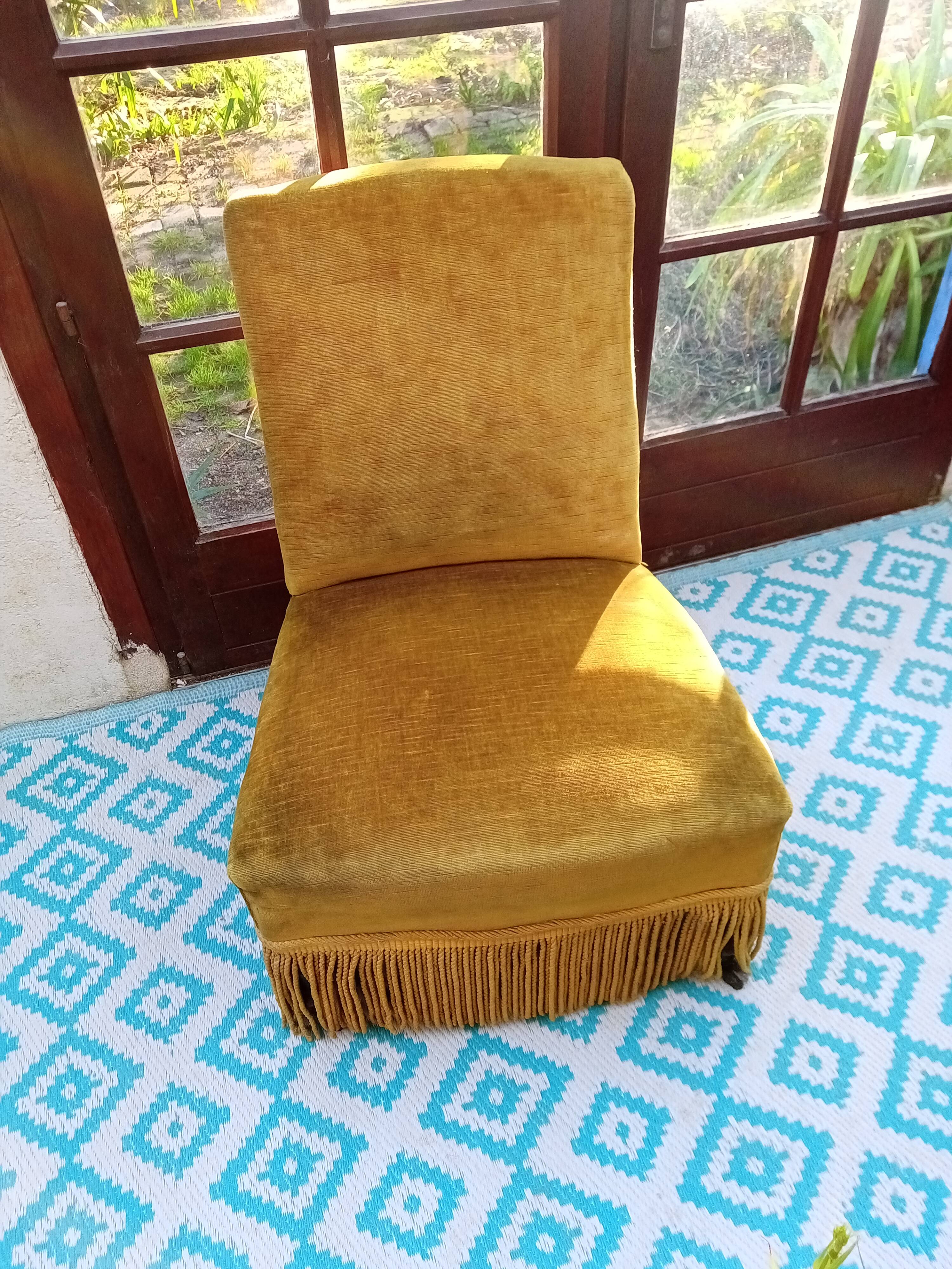 Fauteuil rapaud en velours moutarde