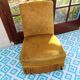 Fauteuil rapaud en velours moutarde