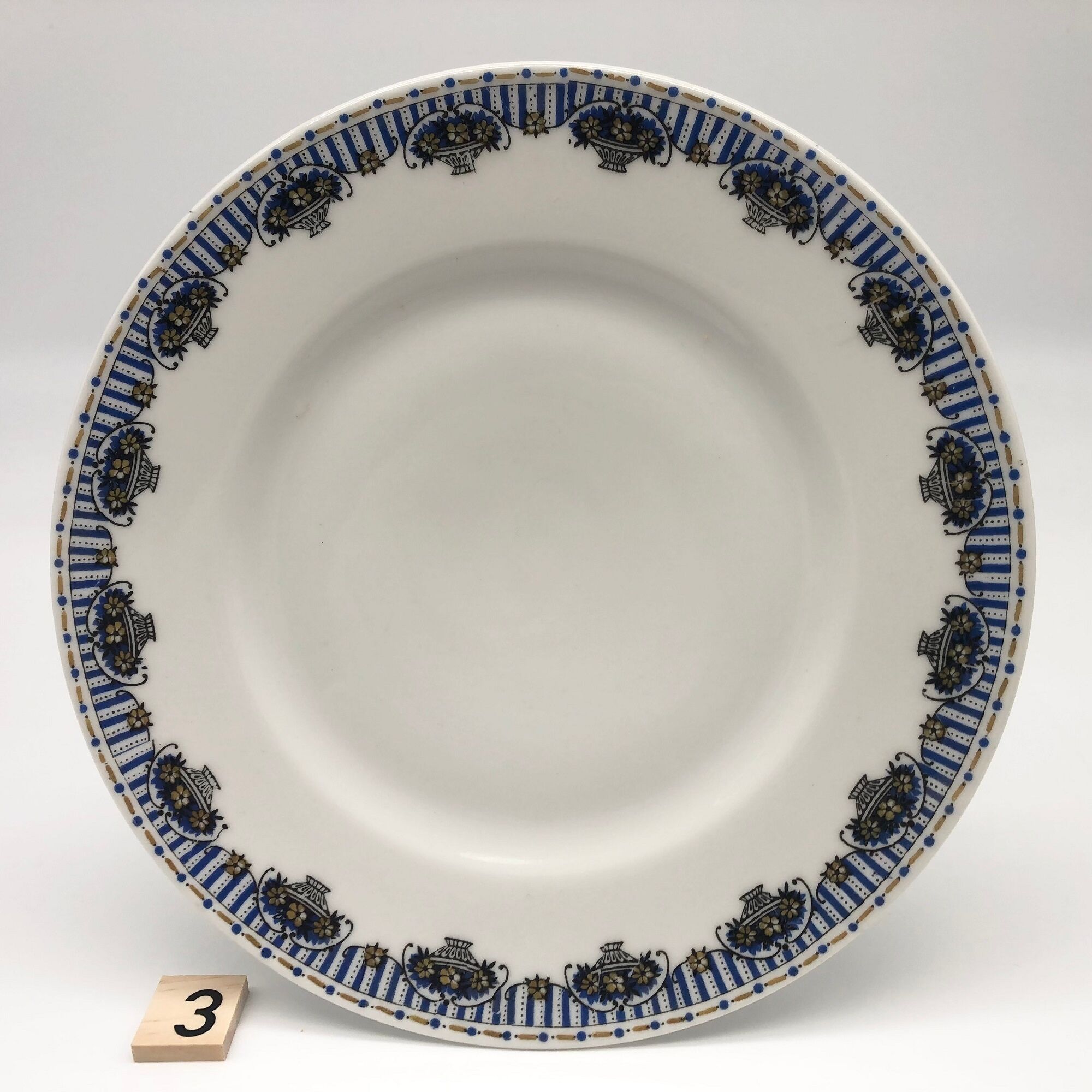 Series of 6 mismatched dessert plates.