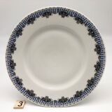 Series of 6 mismatched dessert plates.