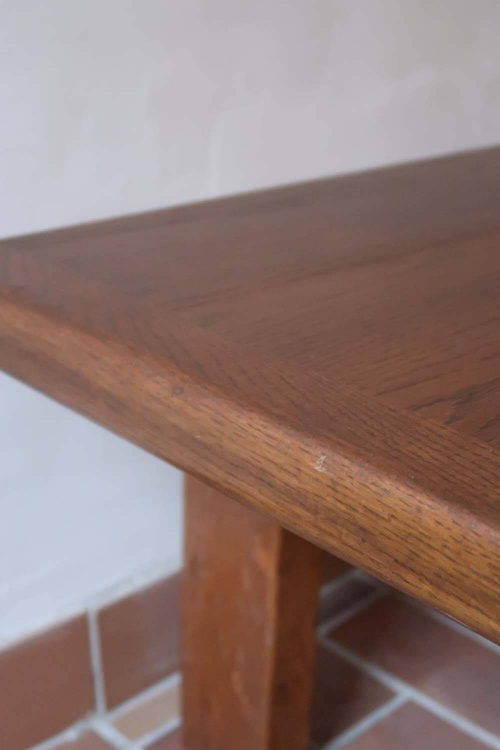 Large solid retractable coffee table