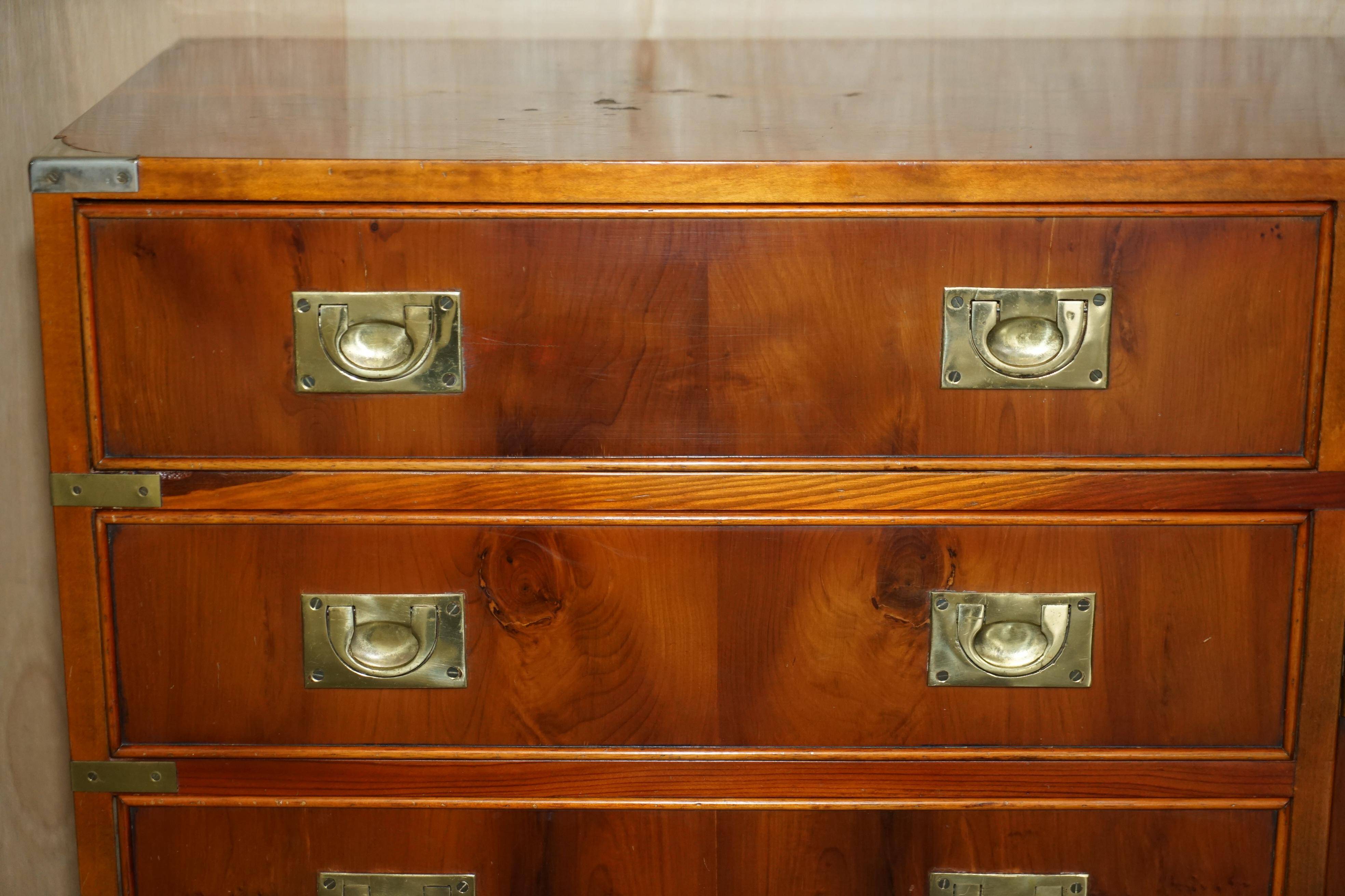 Buffet militaire vintage en bois d'if moucheté - Cabinet bar