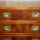 Buffet militaire vintage en bois d'if moucheté - Cabinet bar