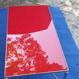 Table basse en laiton plateau en verre rouge