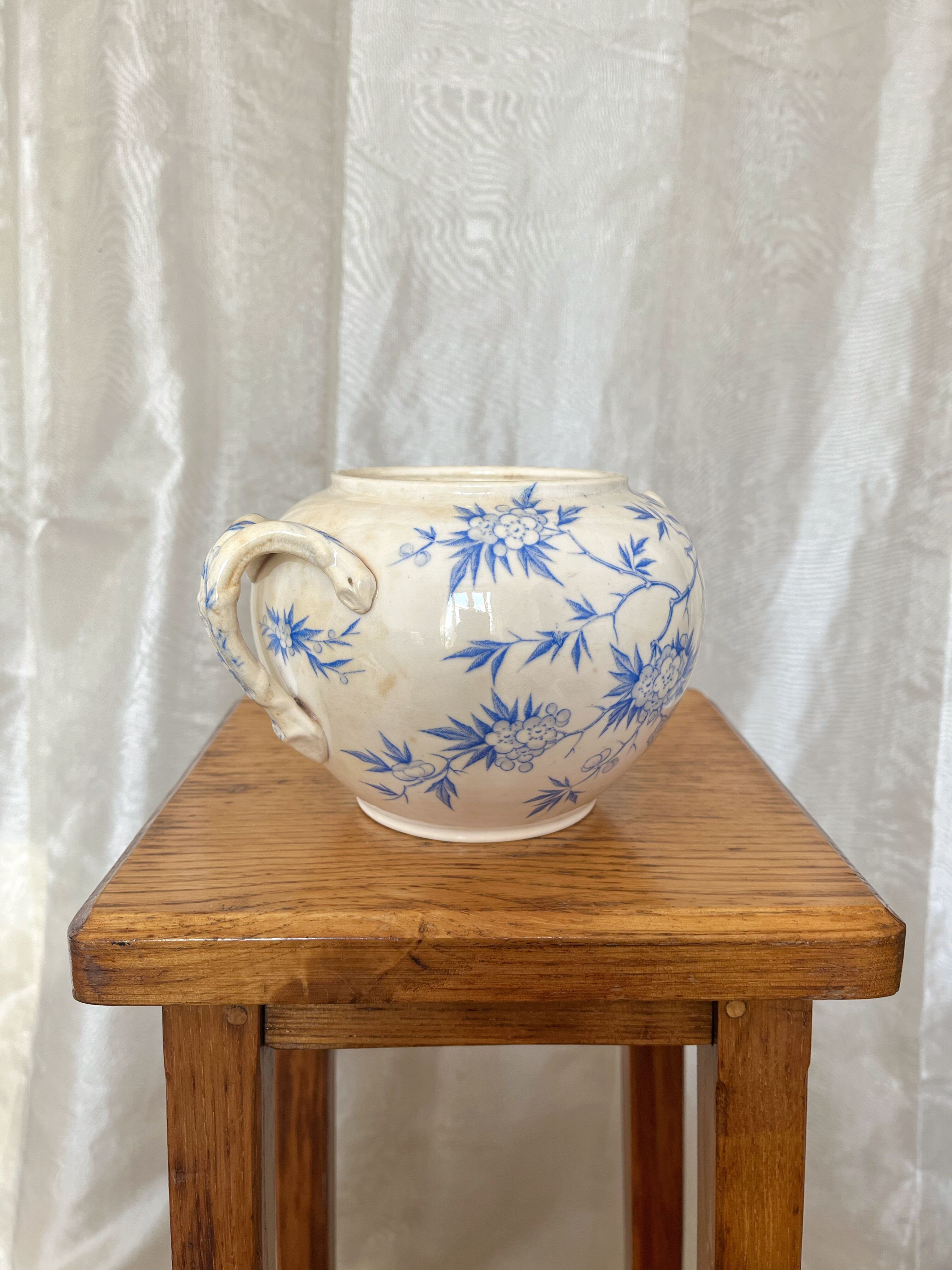 Ironstone sugar bowl with a spiky pattern, Sarreguemines, late 19th century