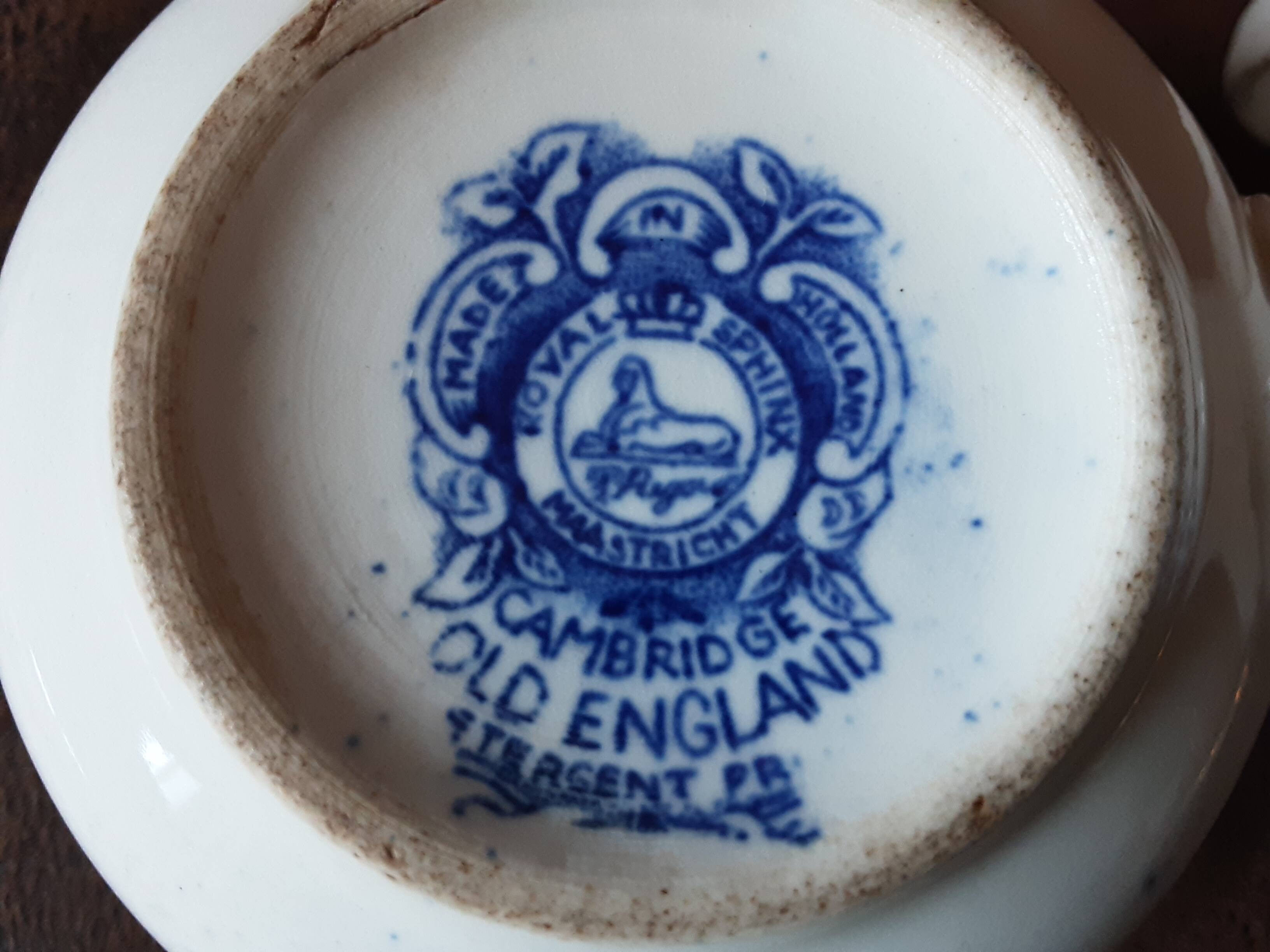 Set of 2 England cups and saucer