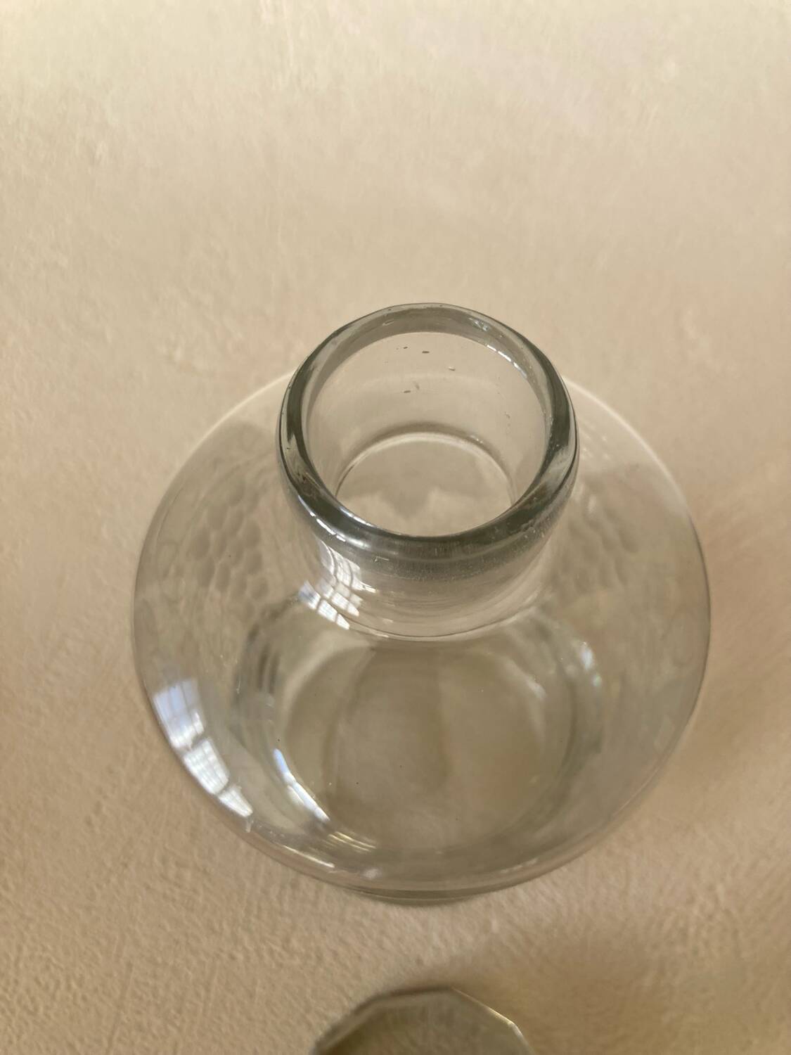 Small carafe in blown cut glass with engraved decoration of vine leaves and grapes, threaded stopper