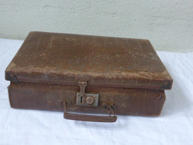 Suitcase for child in brown cardboard