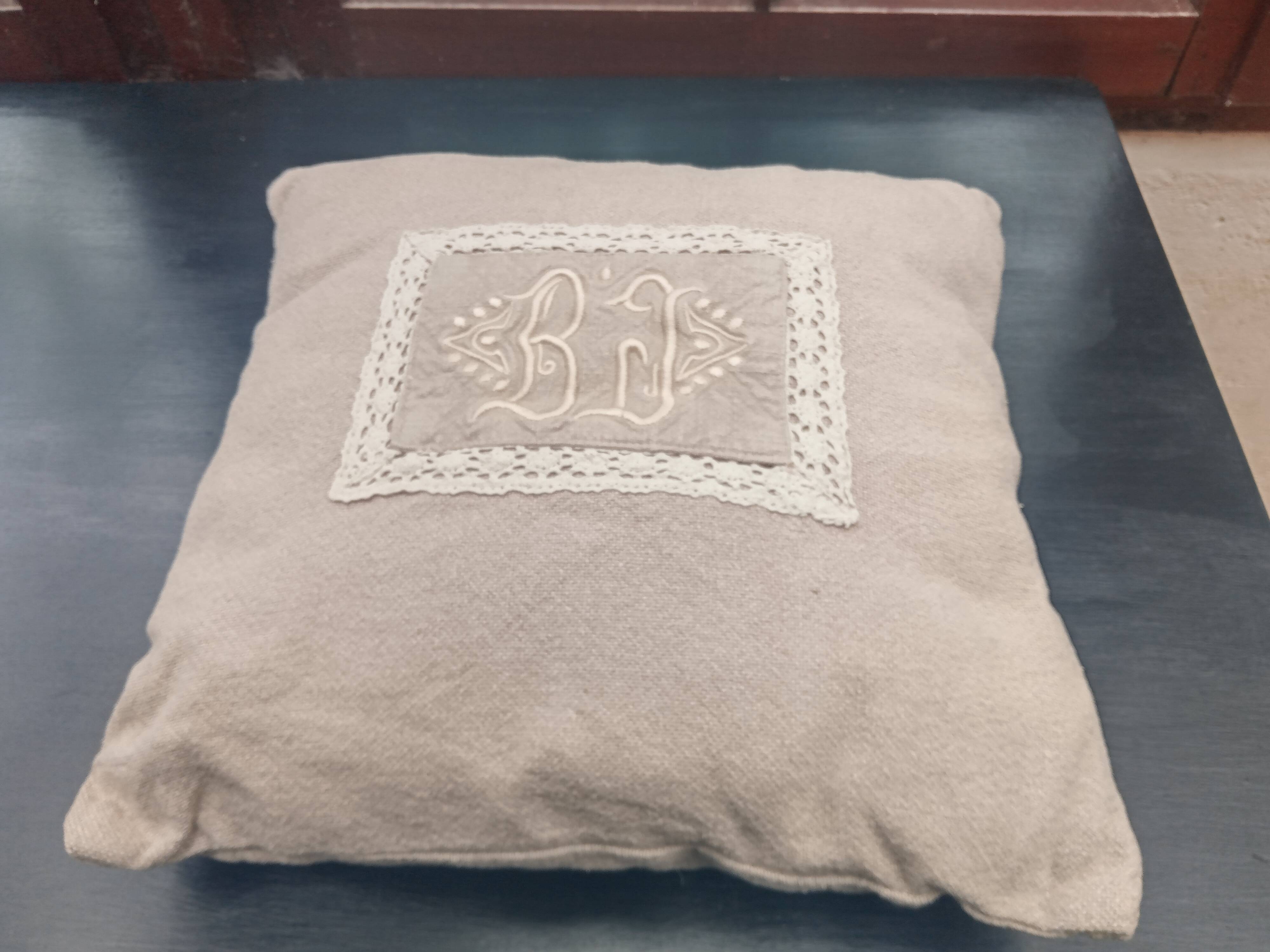 Lace cushion / Monogram
