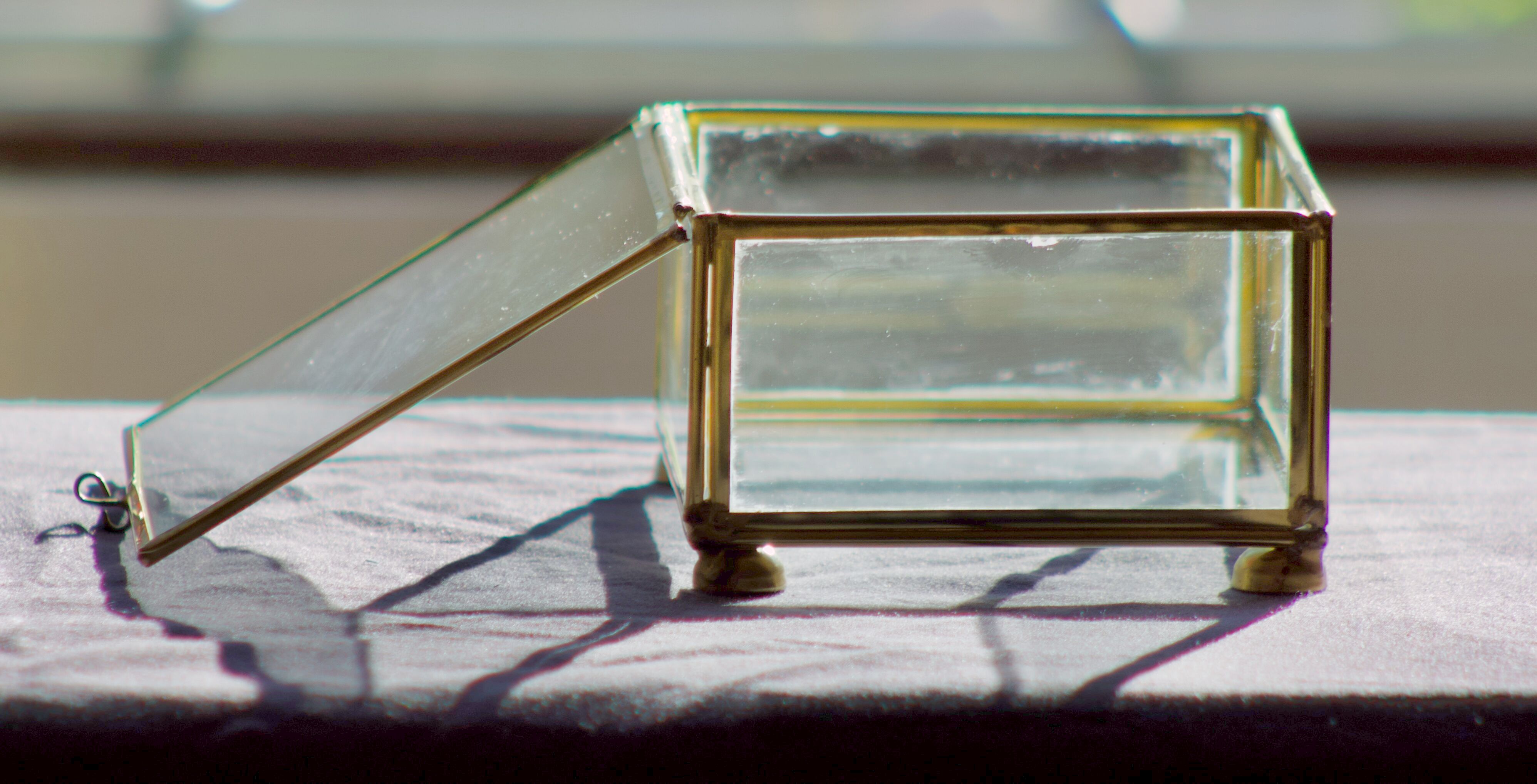 4 anciennes boites à bijoux en verre, laiton et miroir