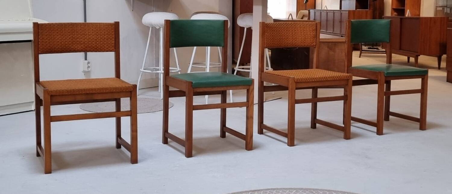 Quatre chaises du milieu du siècle