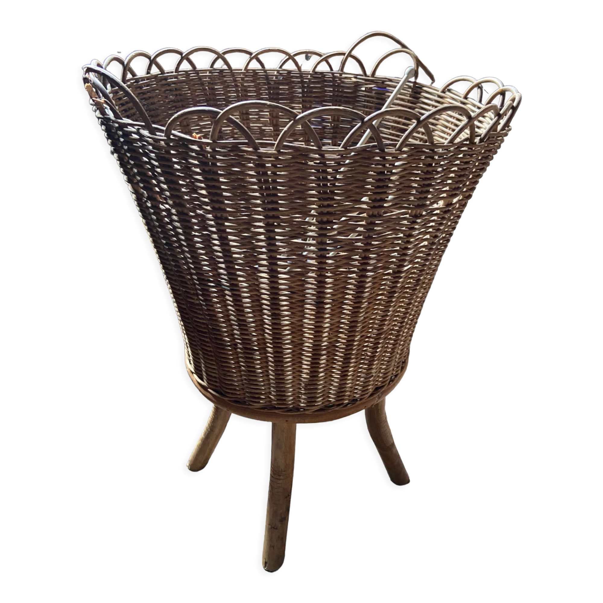 Rattan basket on feet