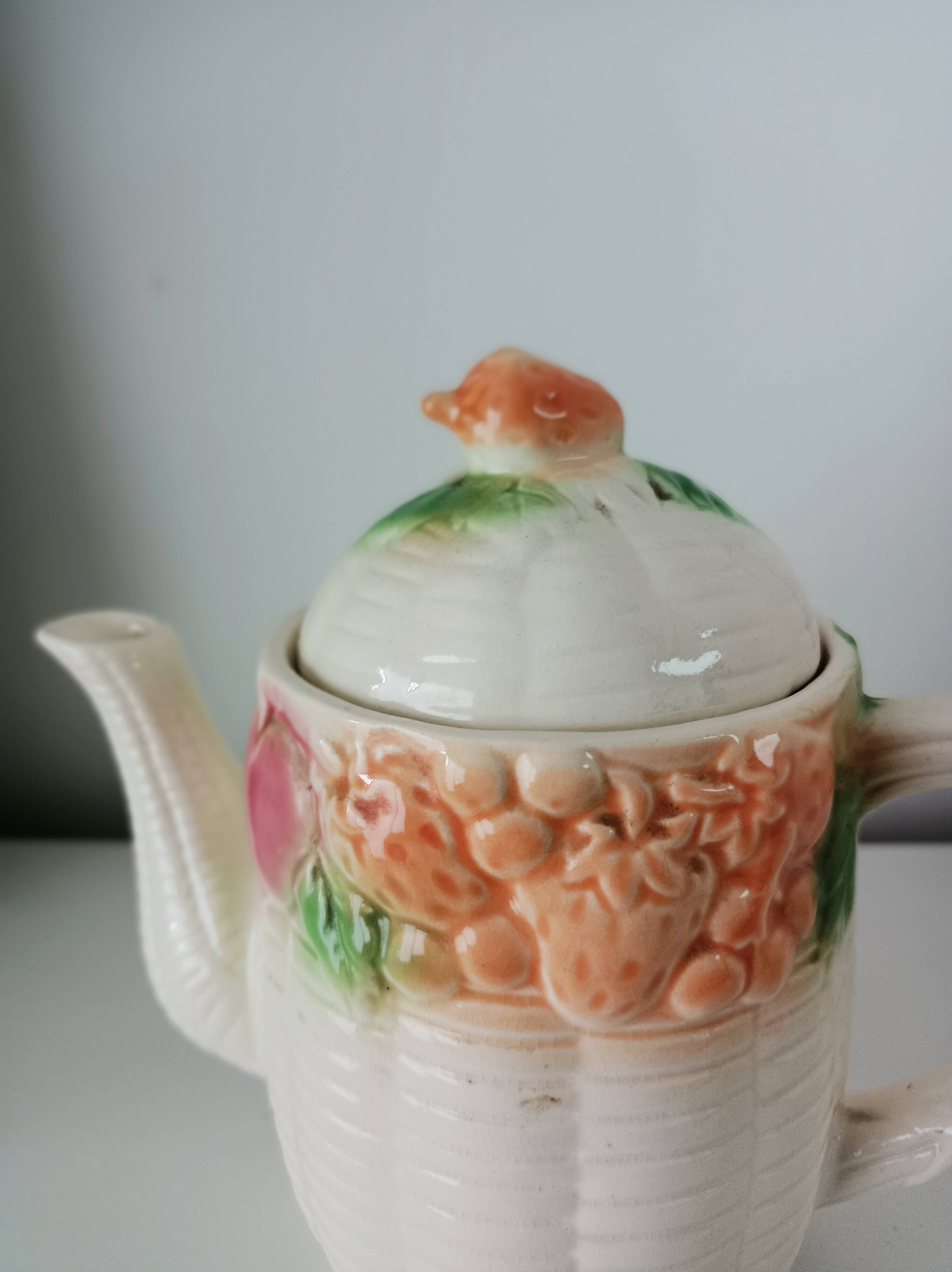 Théière en barbotine, décor fruits