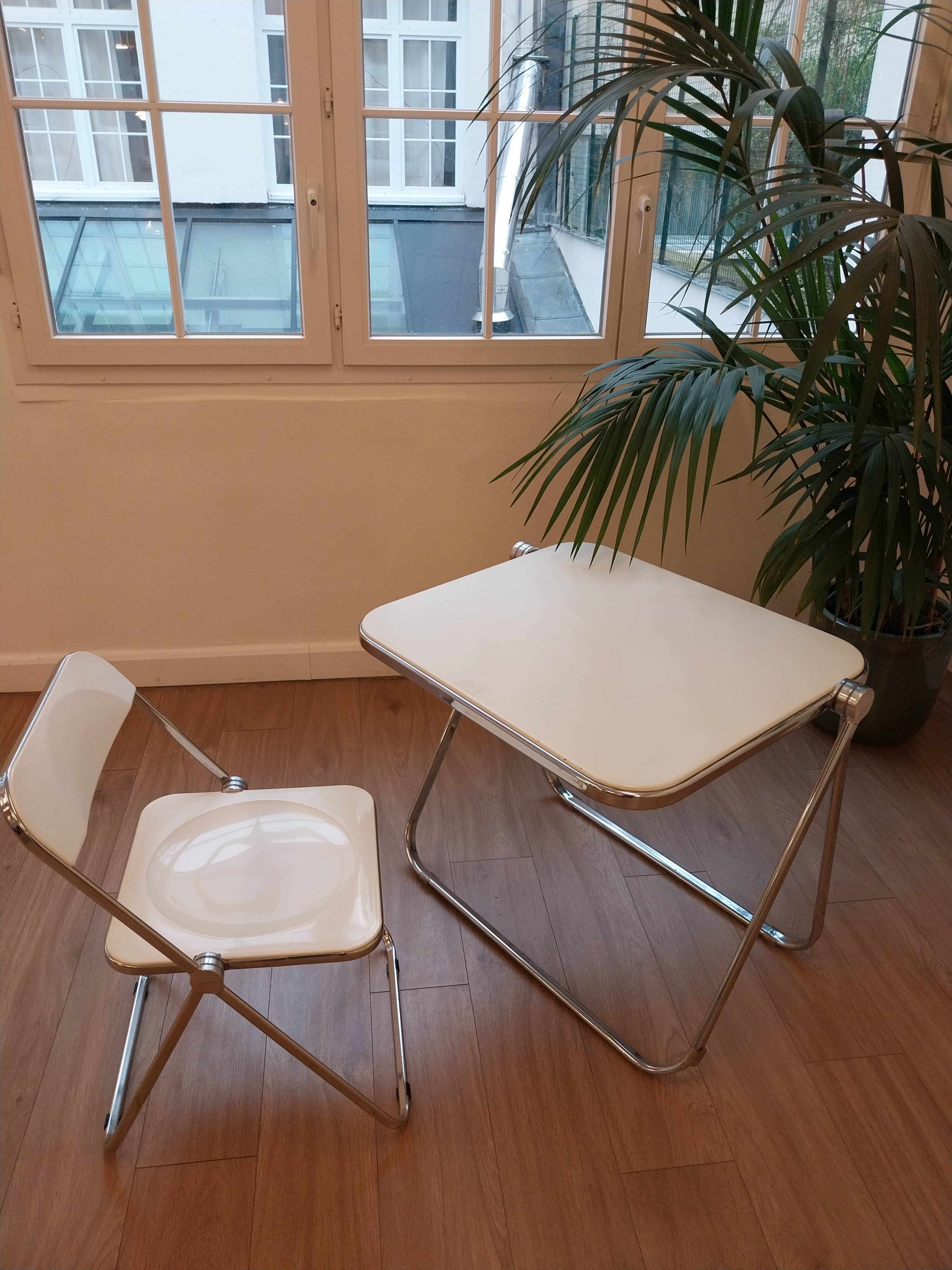 Table Platone et chaise Plia blanches – Anonima Castelli