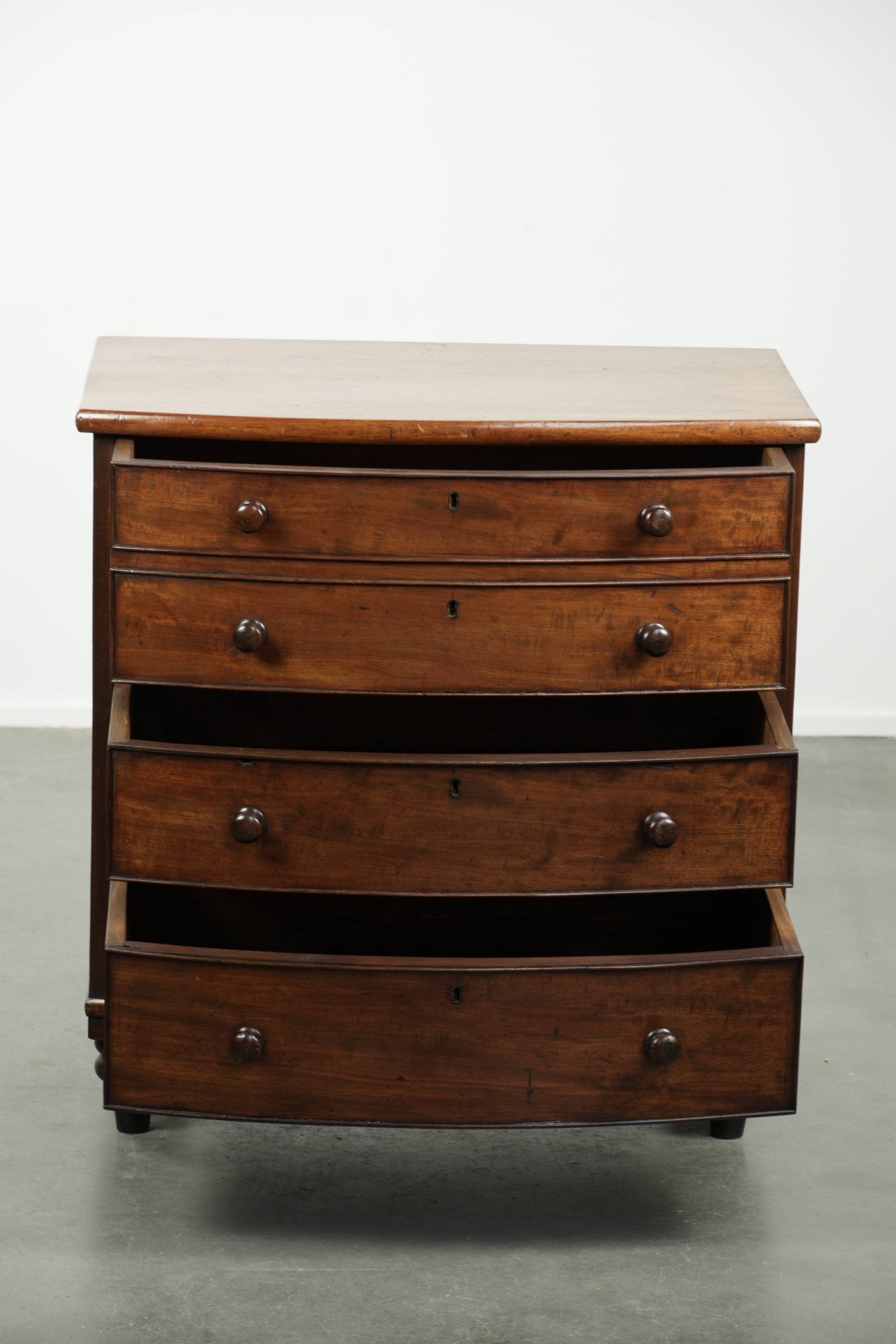 Commode anglaise du 19e siècle en taille subtile et unique.