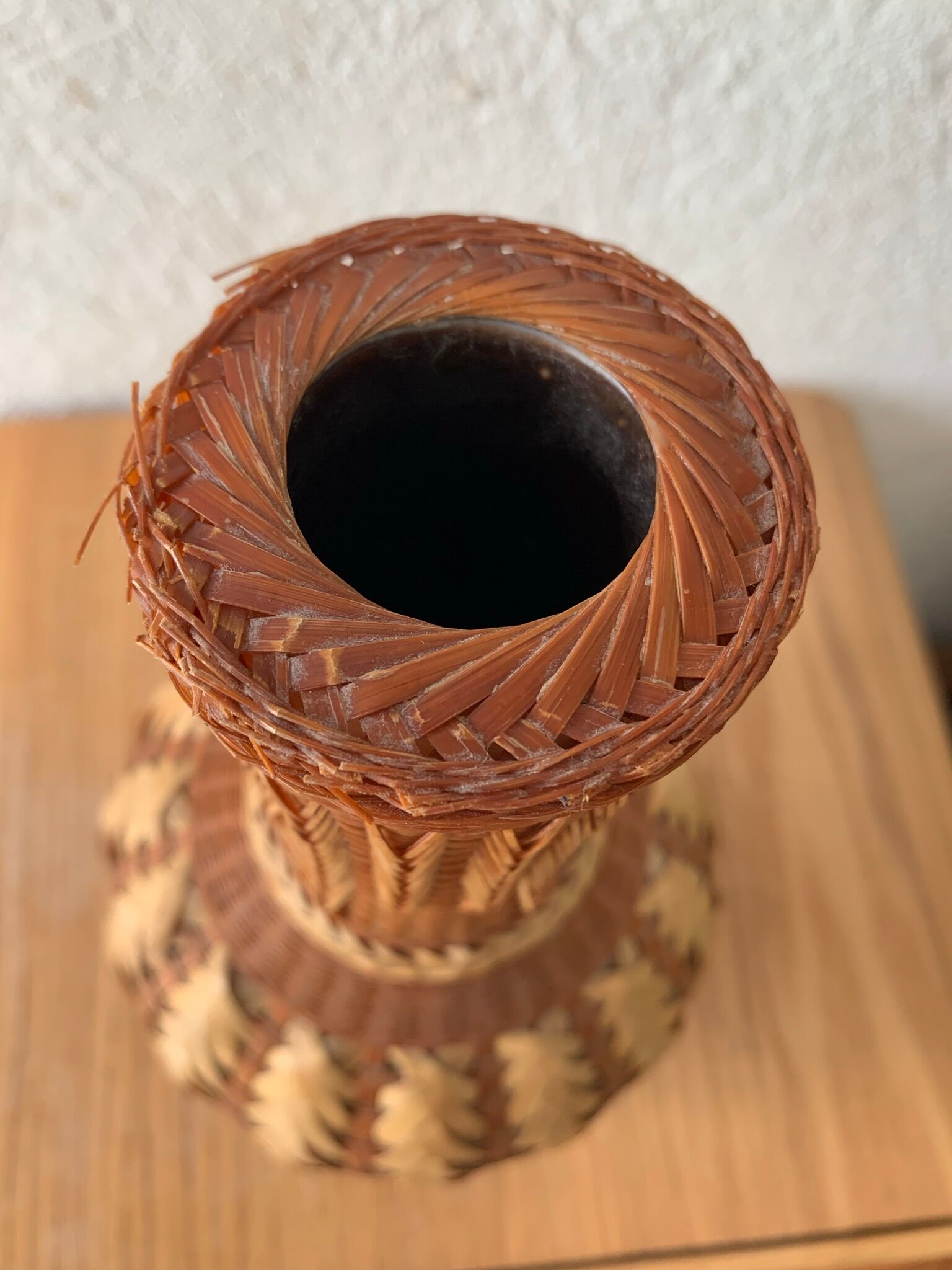 Vase braided natural fibers