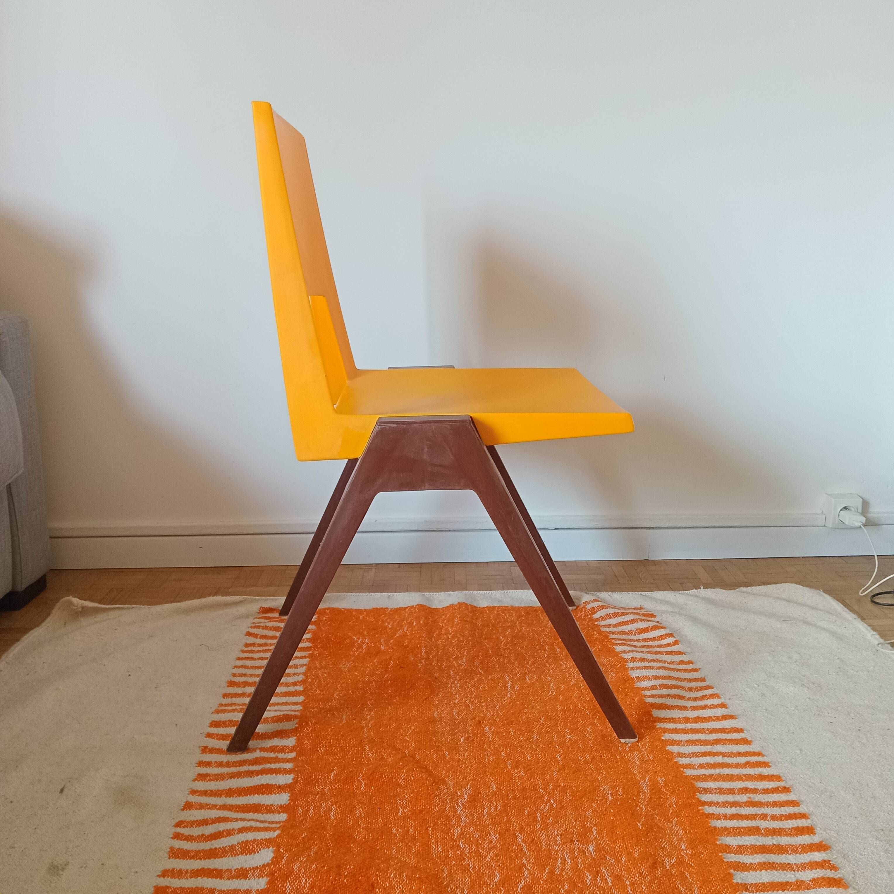 Set of 4 vintage chairs from the 70s – Stamp brand, model 01 Nurieux