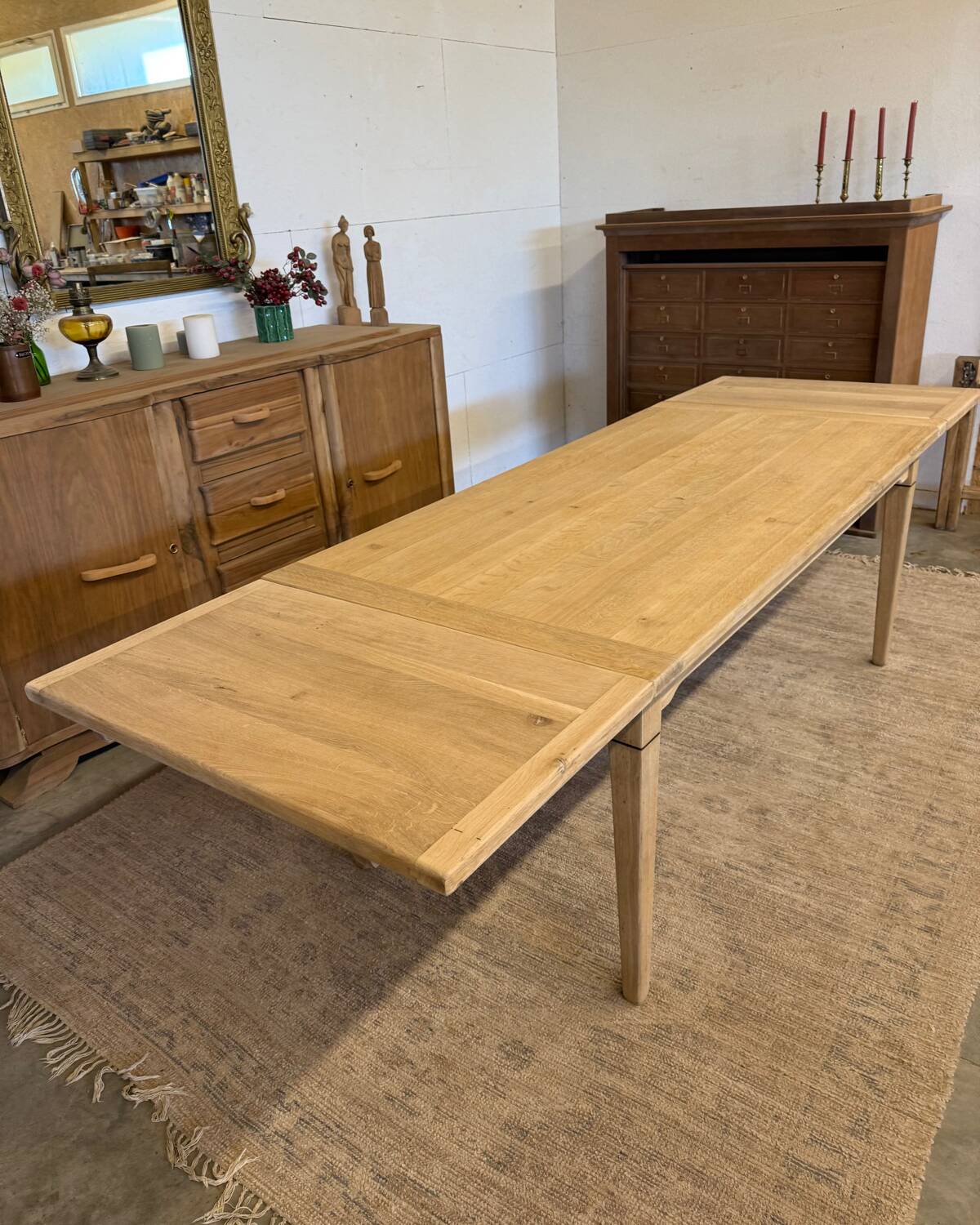Extendable table in solid oak