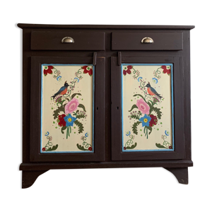 Cabinet fermier peint avec des