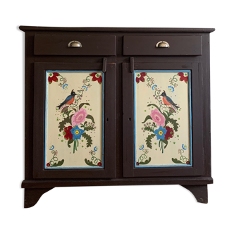 Cabinet fermier peint avec des motifs floraux