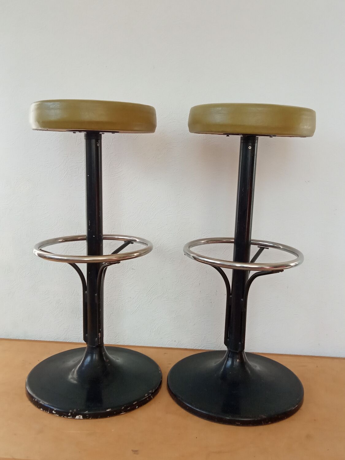 Pair of 60s tulip foot bar stools