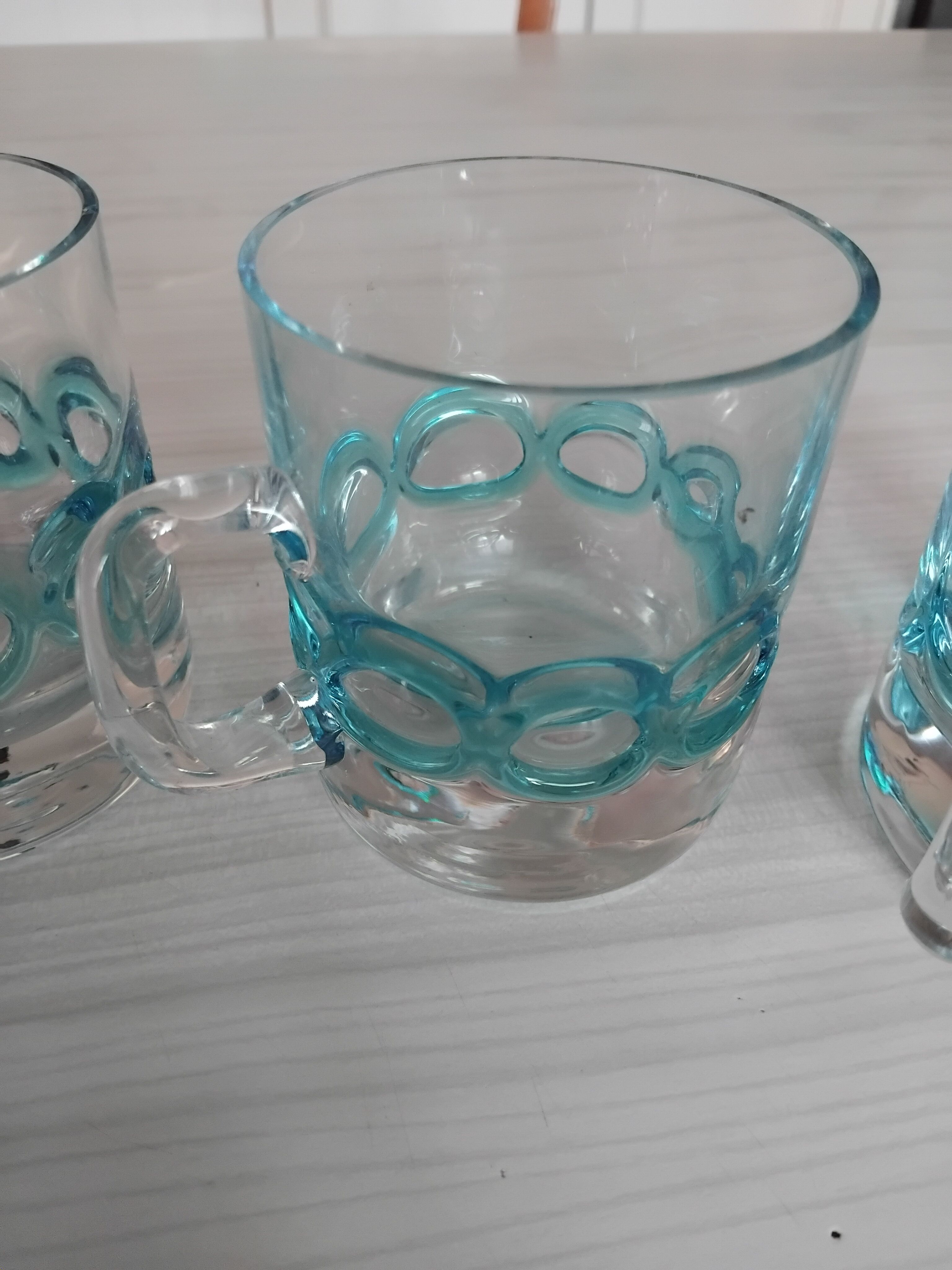 4 tasses vintage. Bleu turquoise