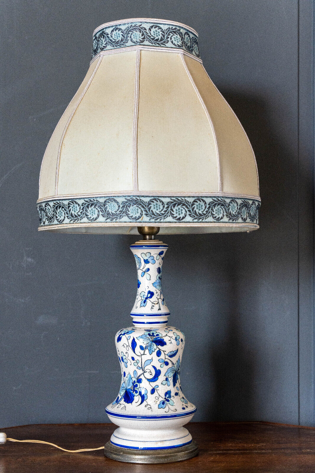 Blue and white ceramic lamp Floral decoration XXth Velvet lampshade