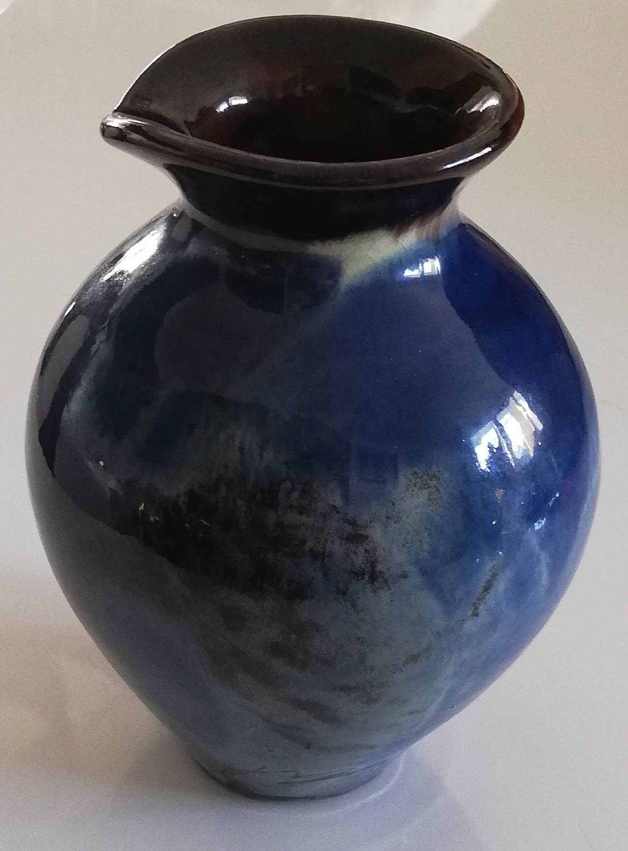 Ceramic vase with notch neck
