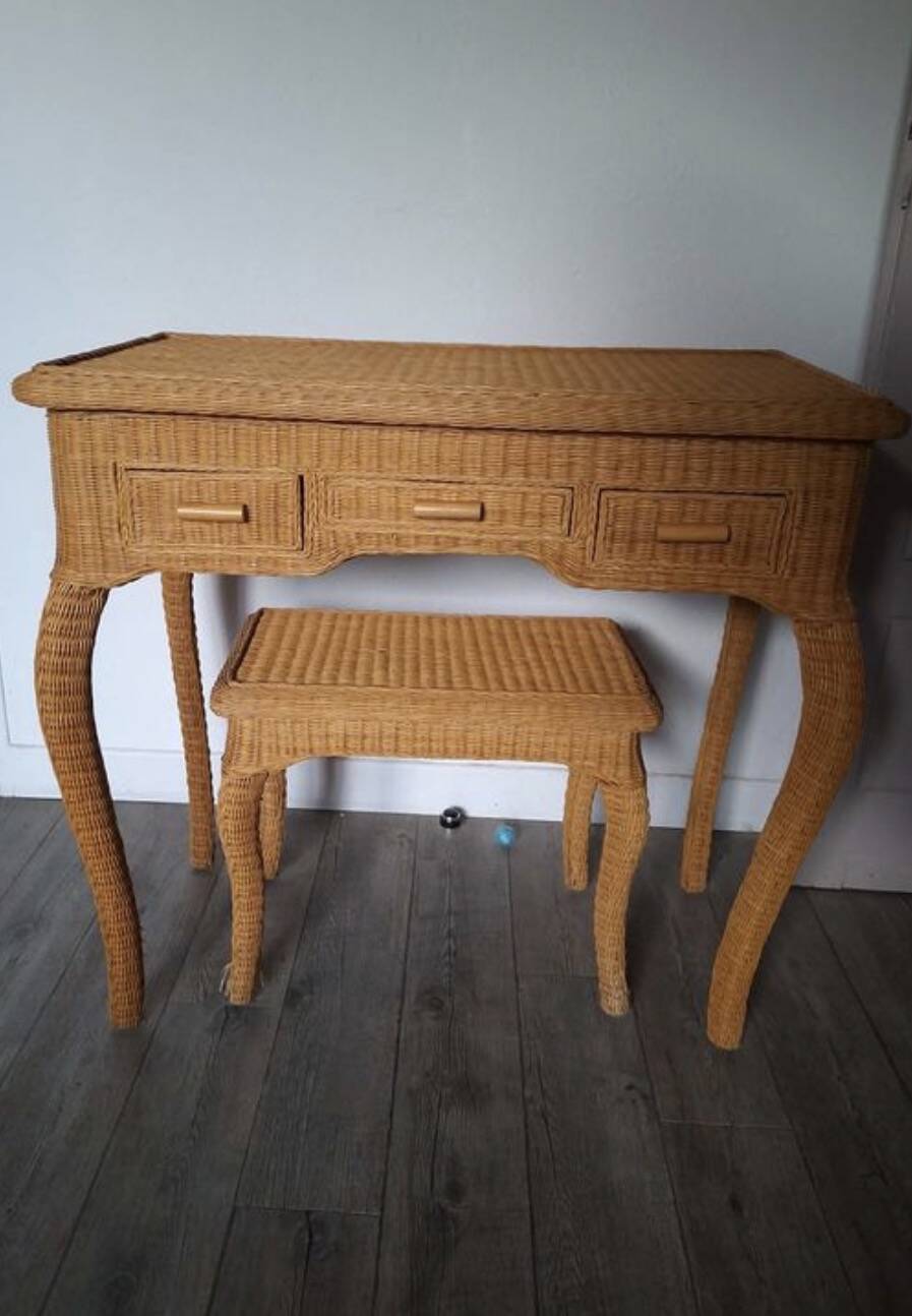 Hairdresser's chair with a rattan stool