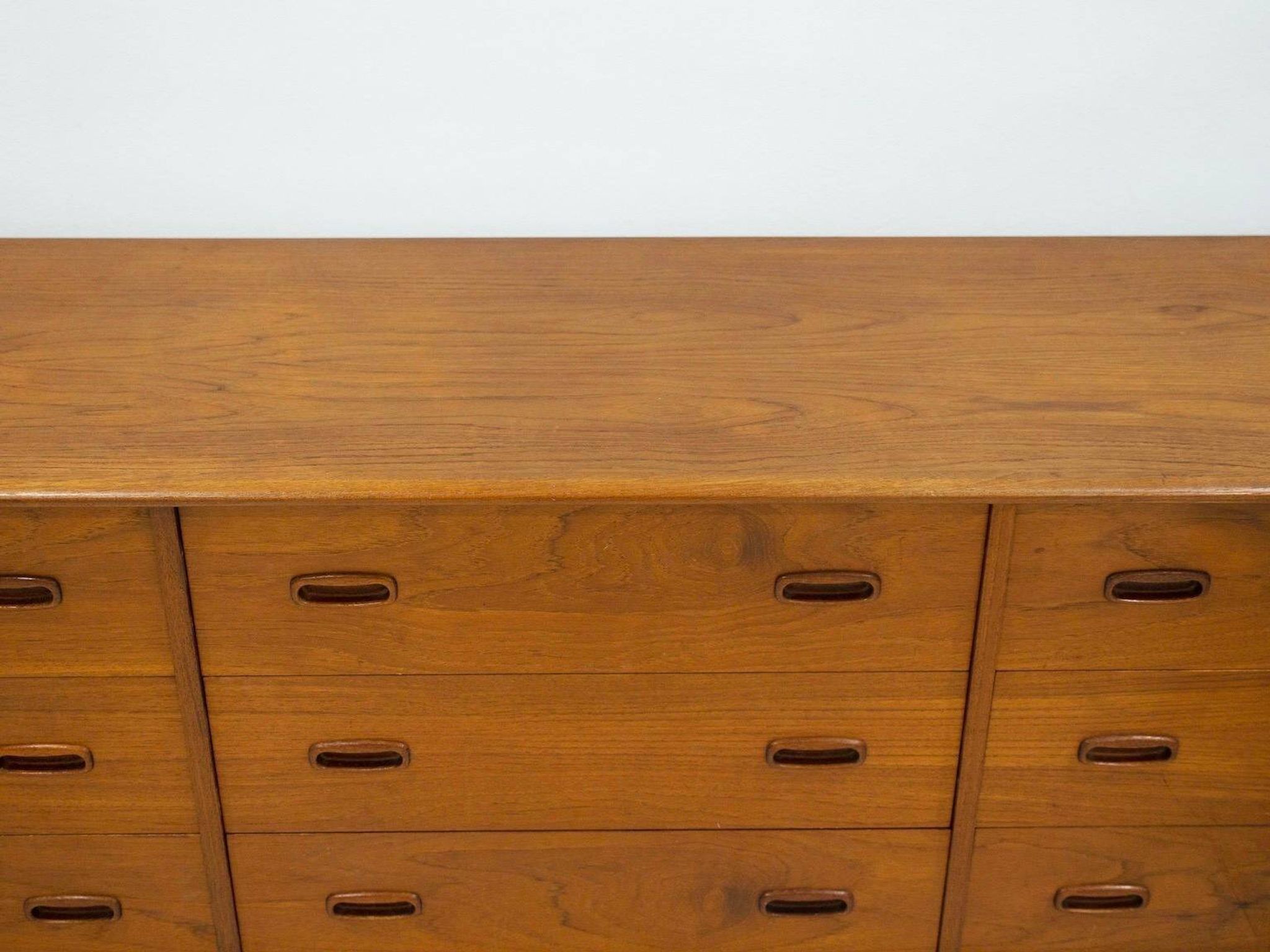 Enfilade scandinave moderne en teck avec tiroirs