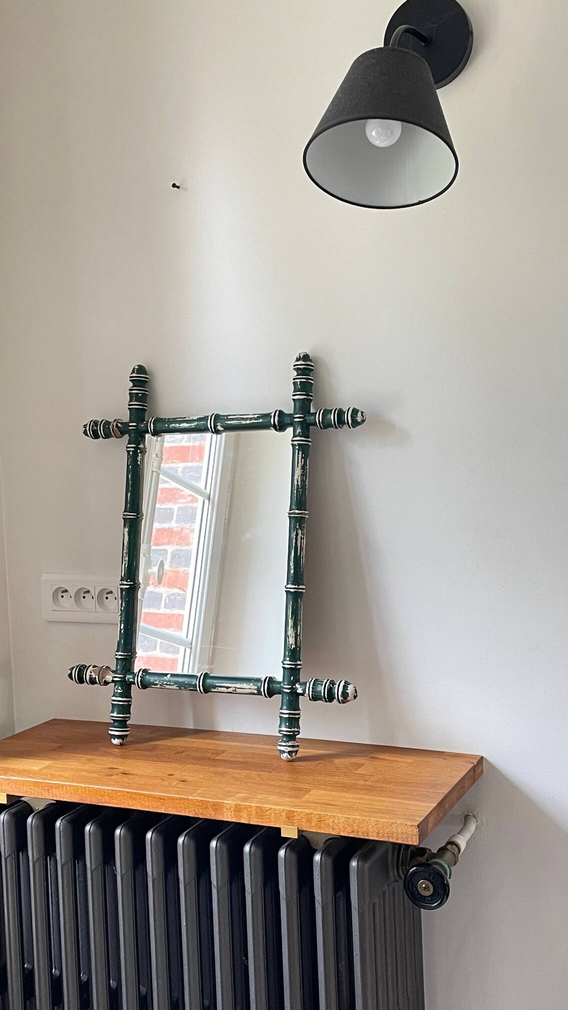 Miroir ancien en bois formant bambou