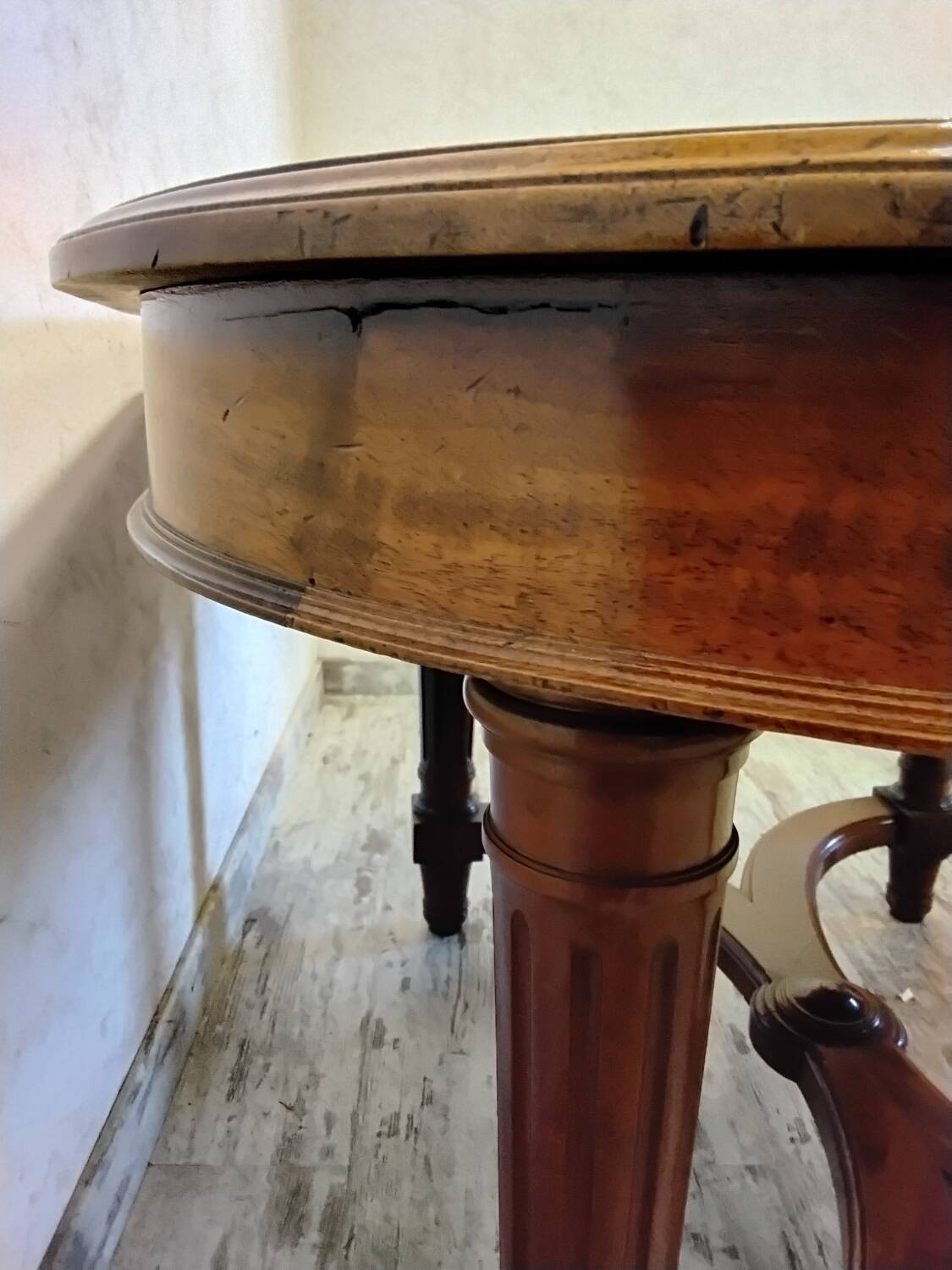 Table ovale en bois avec rallonges