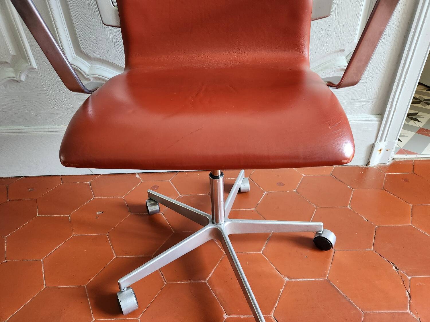 Oxford armchair by Fritz Hansen in walnut leather