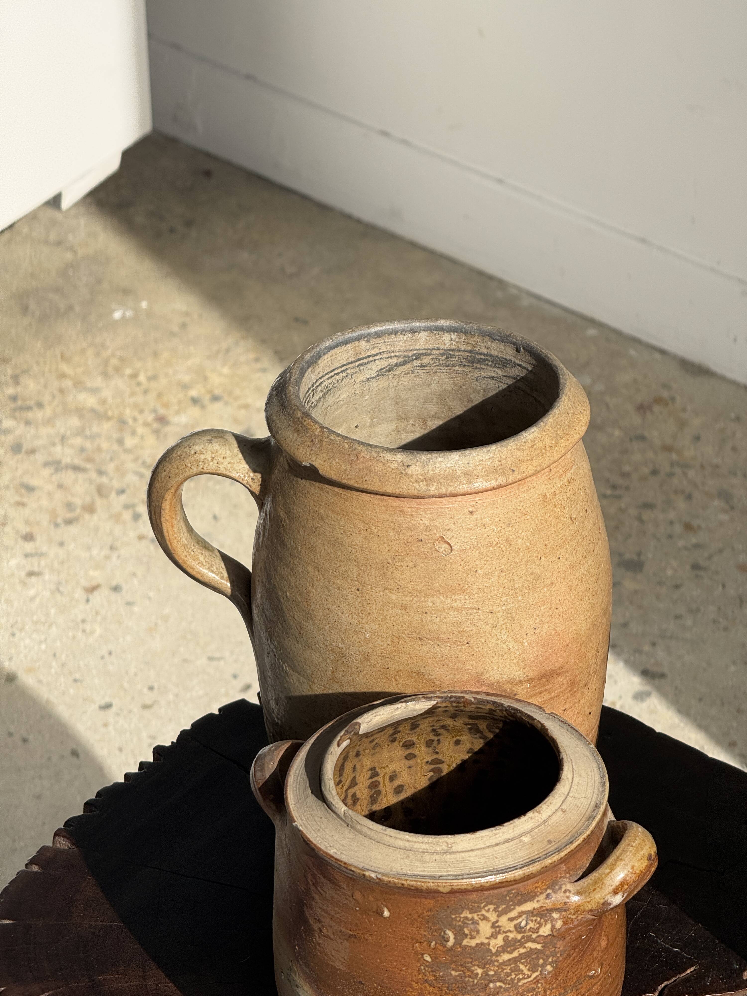 Large matte stoneware oval pot with beige handle H21 D12